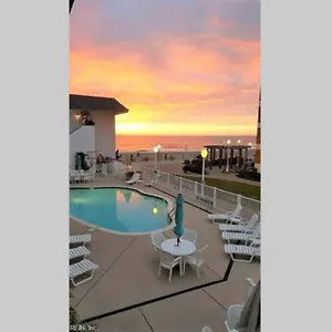 Apartment Oceanfront Studio: Boardwalk Retreat With Pool